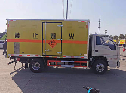 东乌珠穆沁爆破器材运输车工人安全操作规范与智能技术保障